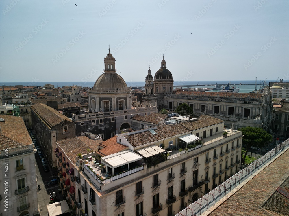 Fototapeta premium Katania - Sycylia - Włochy - widok z drona na miasto oraz wulkan Etna