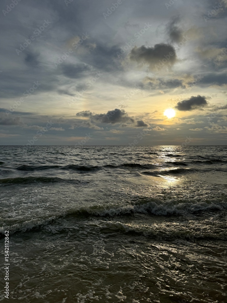 Obraz premium Evening View of the Andaman Sea – Tranquil Tropical Waters at Sunset