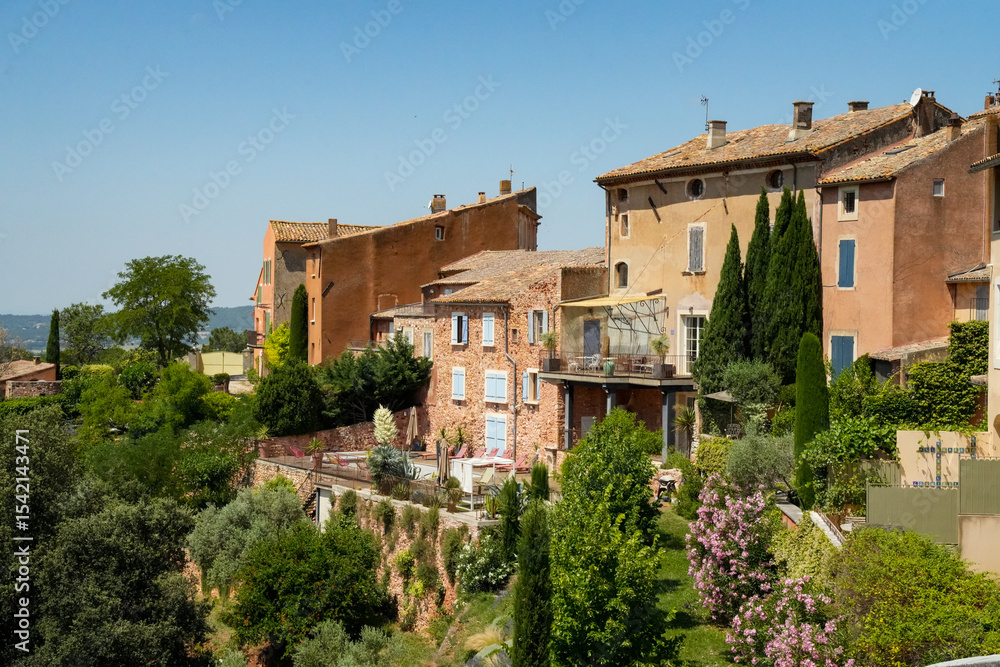 Obraz premium The colorful houses of the village of Roussillon in the heart of the Luberon National Park in Provence (France)