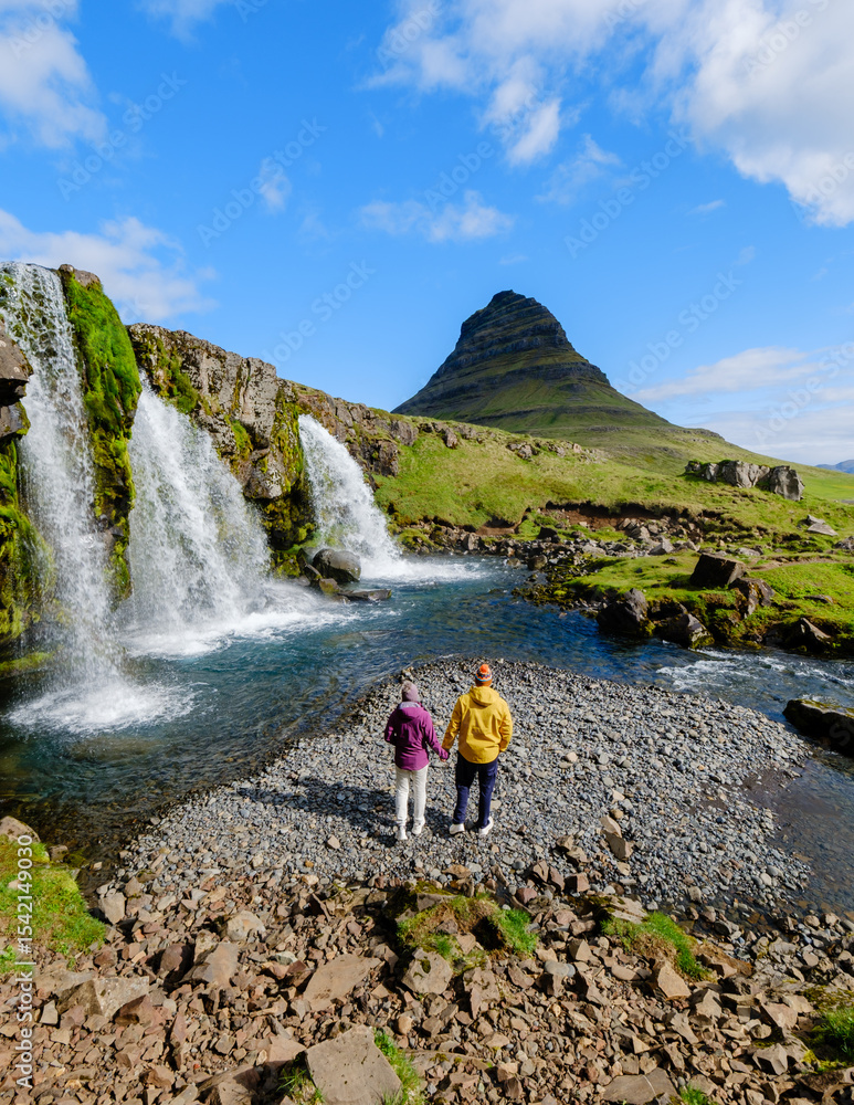 Fototapeta premium Stunning waterfall in Iceland showcasing beautiful landscape and outdoor adventure experience