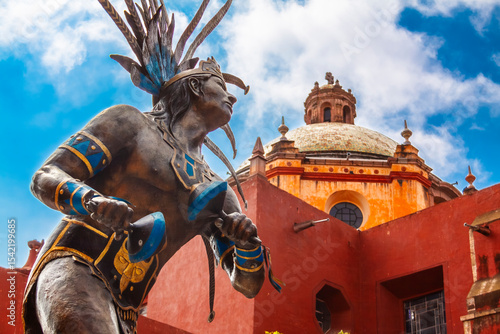 El Danzante Conchero Chichimeca, junto al Templo de San Francisco de Asís, Querétaro.