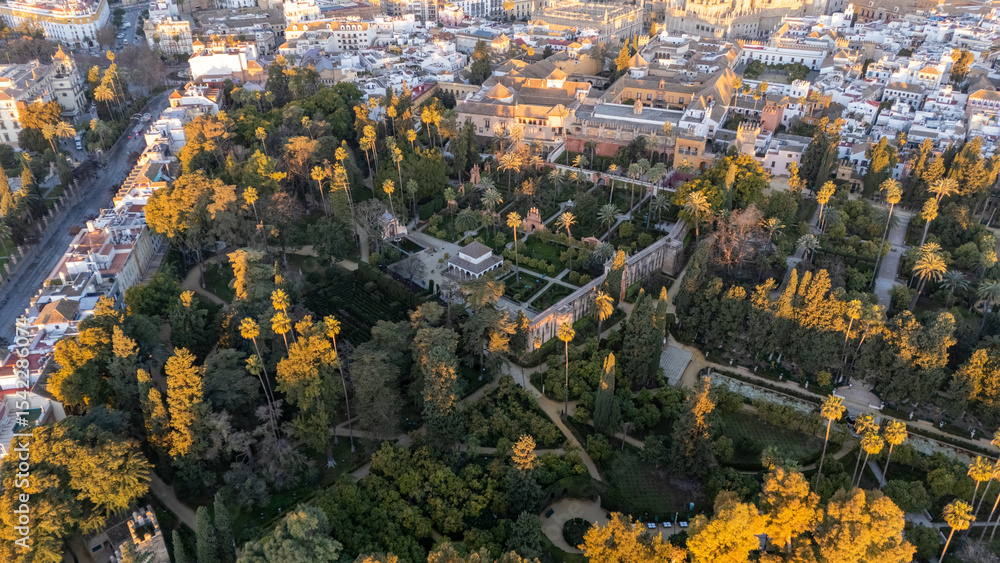 Obraz premium Aerial View of a Lush Garden from the Real Alcazar in an Urban Setting