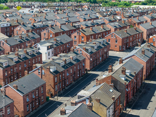 Papier peint Aerial view above rows of back to back terraced houses on a large council estate