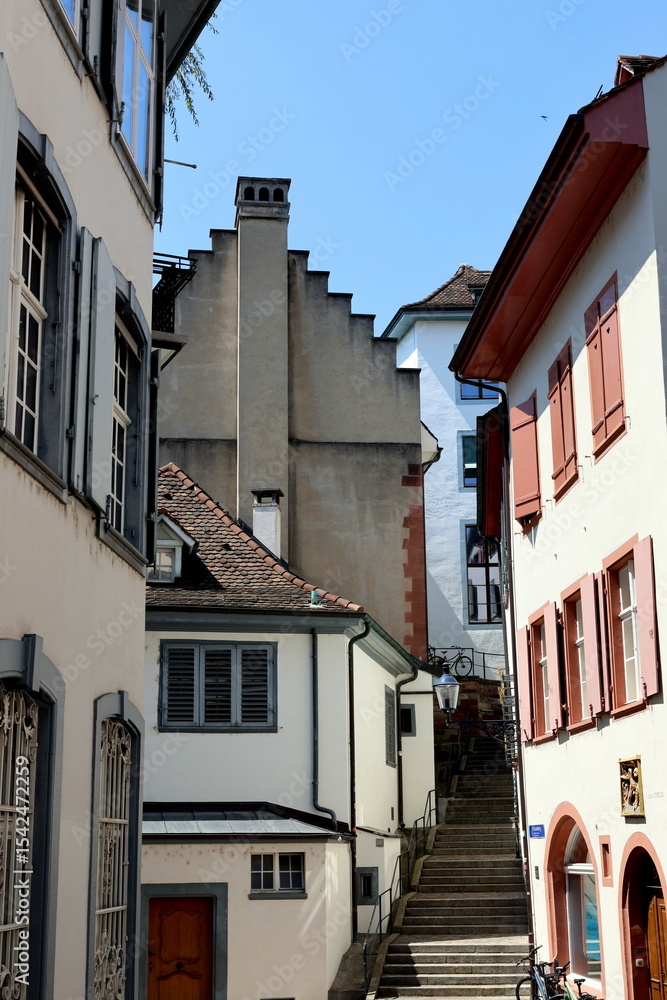 Naklejka premium Verwinkelte Gasse am Münsterberg in Basel