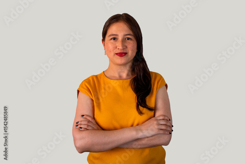 Obraz na płótnie Profesionalidad femenina: retrato de mujer joven con brazos cruzados y blusa amarilla
