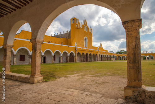
San Antonio de Padua Convent in Izamal, Yucatan. Convento de San Antonio de Padua en Izamal
