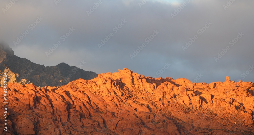 Naklejka premium Glow of dawn in canyon