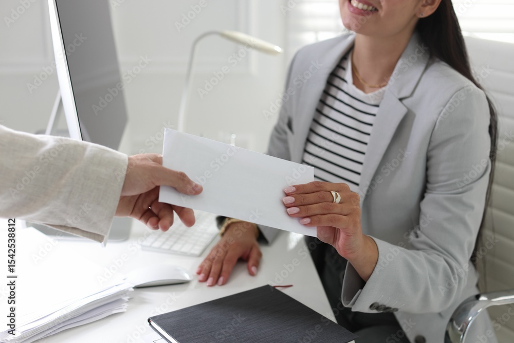 Obraz premium Money bonus. Employee receiving envelope from boss in office, closeup