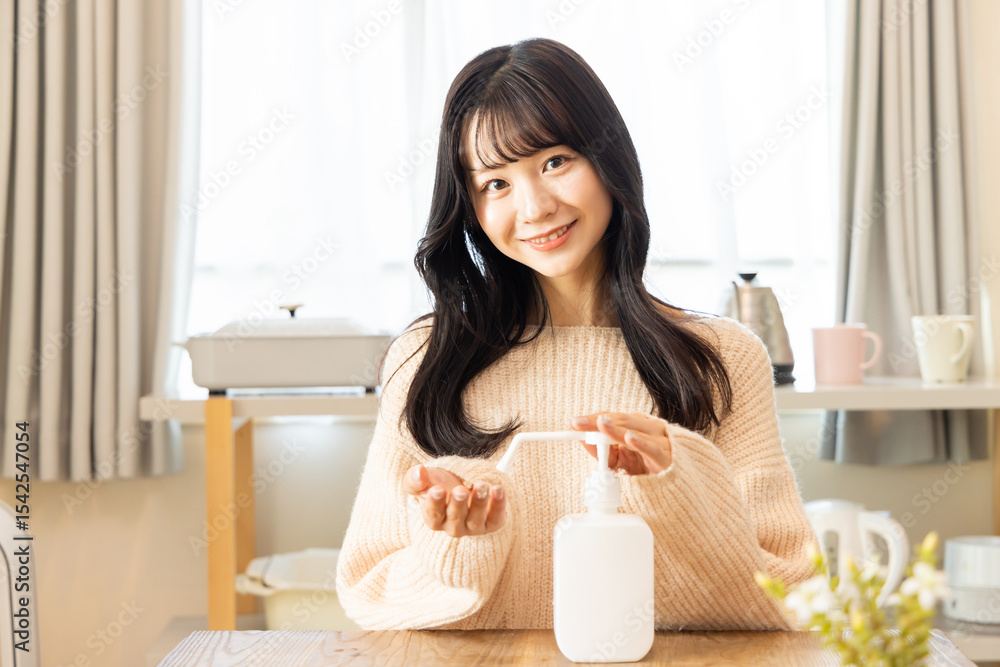 手を消毒する若い女性
手を消毒する若い女性