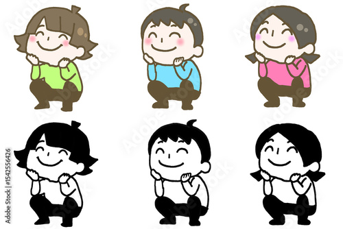 笑顔でしゃがみ頬杖をついている子ども