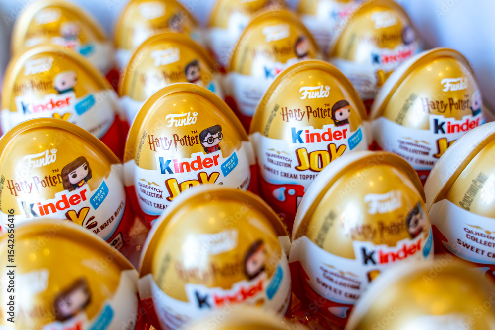 Naklejka premium Kinder Joy Harry Potter Chocolate Surprise Eggs in Box – Themed Candy Gift for Kids and Fans