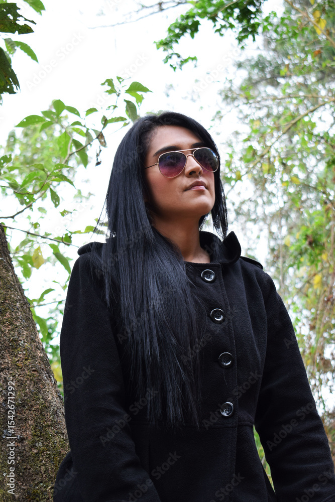 Mujer Guatemalteca durante una sesión de fotos en exterior, modelando un abrigo negro y lentes del sol. Modelo hispana. Mujer Guatemalteca durante una sesión de fotos en exterior, modelando un abrigo negro y lentes del sol. Modelo hispana.