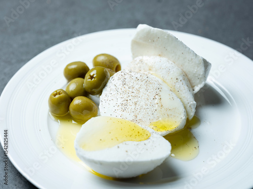 Schilderij op canvas Mozzarella cheese and olives