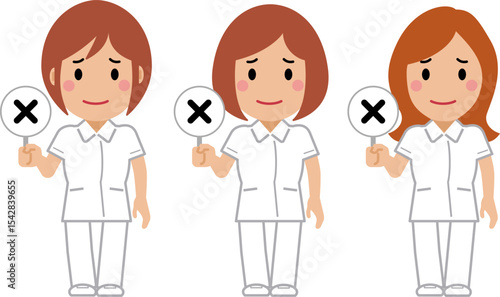 不正解の札を上げる白い制服の女性看護師