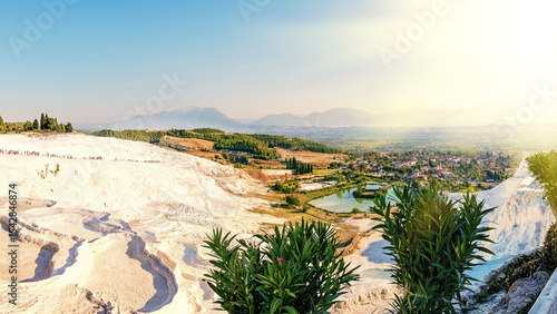 Foto Panoramic view of the stunning white travertine terraces and thermal pools of Pa