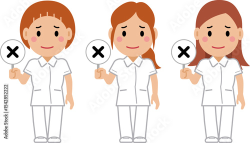 不正解の札を上げる白い制服の女性看護師。その2