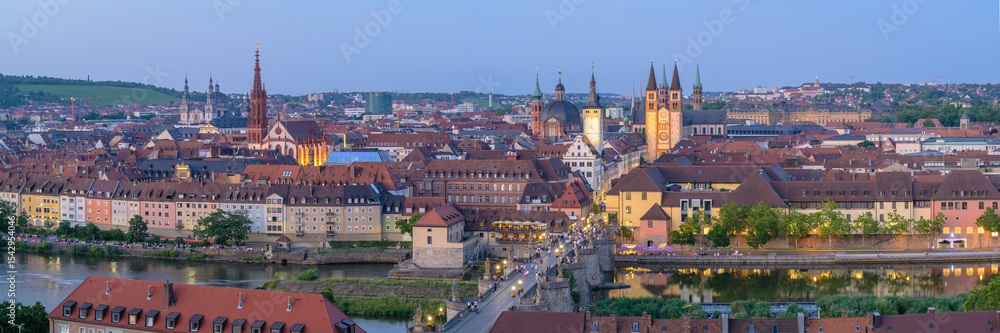 Obraz premium Wurzburg skyline at dusk showcasing the beauty of the old town in Germany