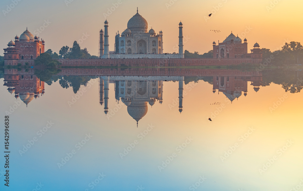 Fototapeta premium Taj Mahal mausoleum in Agra.