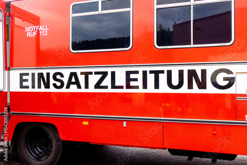 Das Wort Einsatzleitung auf einem deutschen Feuerwehrfahrzeug in dem der Ablauf eines Einsatzes koordiniert wird