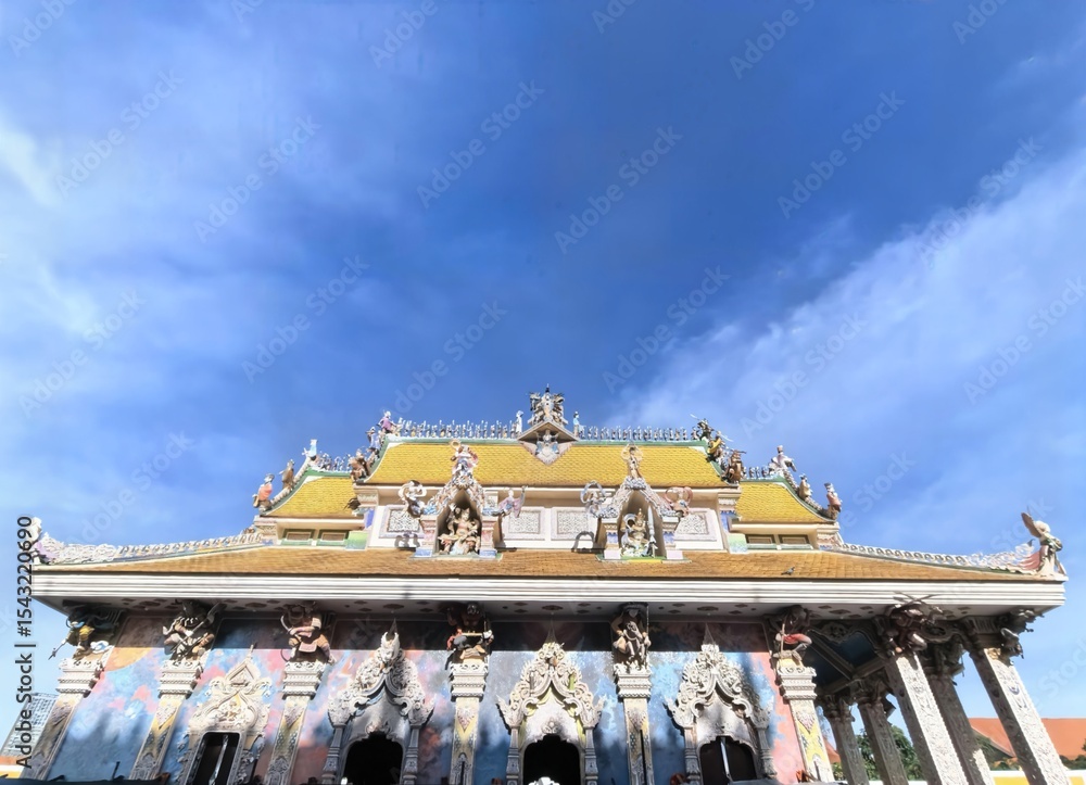 Fototapeta premium Wat Pariwat Ratchasongkhram Temple Roofline Against Blue Sky