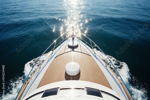 Wide angle shot of front of the yacht in summer time , bateau, yacht, proue, mer adriatique, devant, océan, 