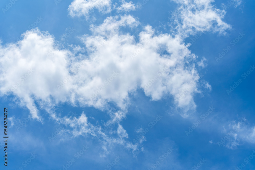 Obraz premium 6月の空 昼の青空に白い雲06