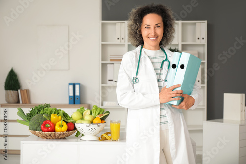 Mature female nutritionist ...