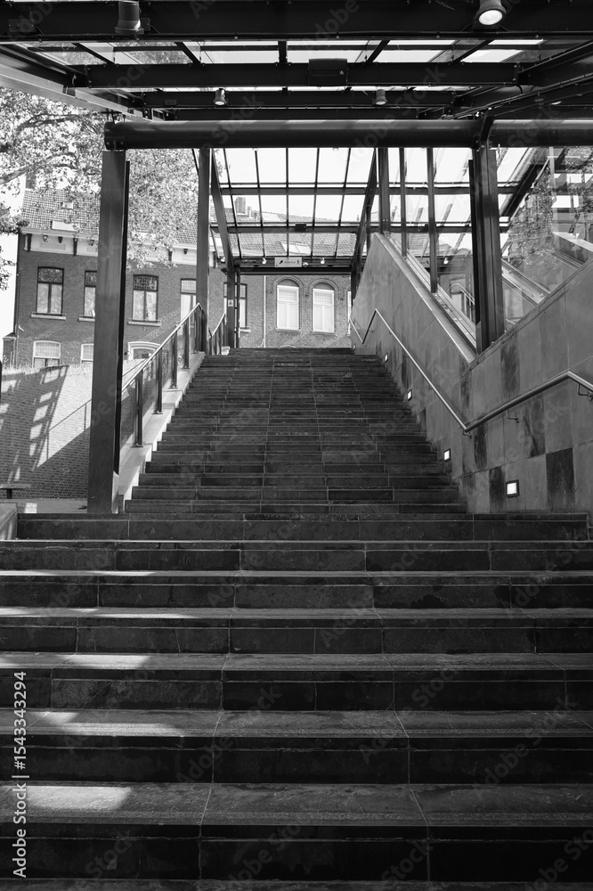 Fototapeta premium Treppe zu einer Unterführung in Roermond in den Niederlanden in schwarz-weiß
