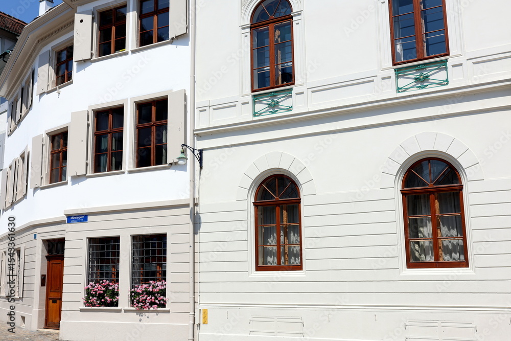 Naklejka premium Altbaufassaden am Münsterplatz in Basel