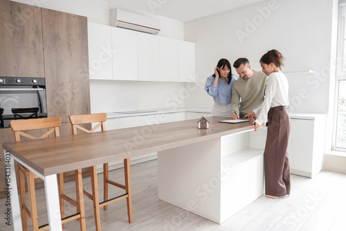 Female real estate agent wi...