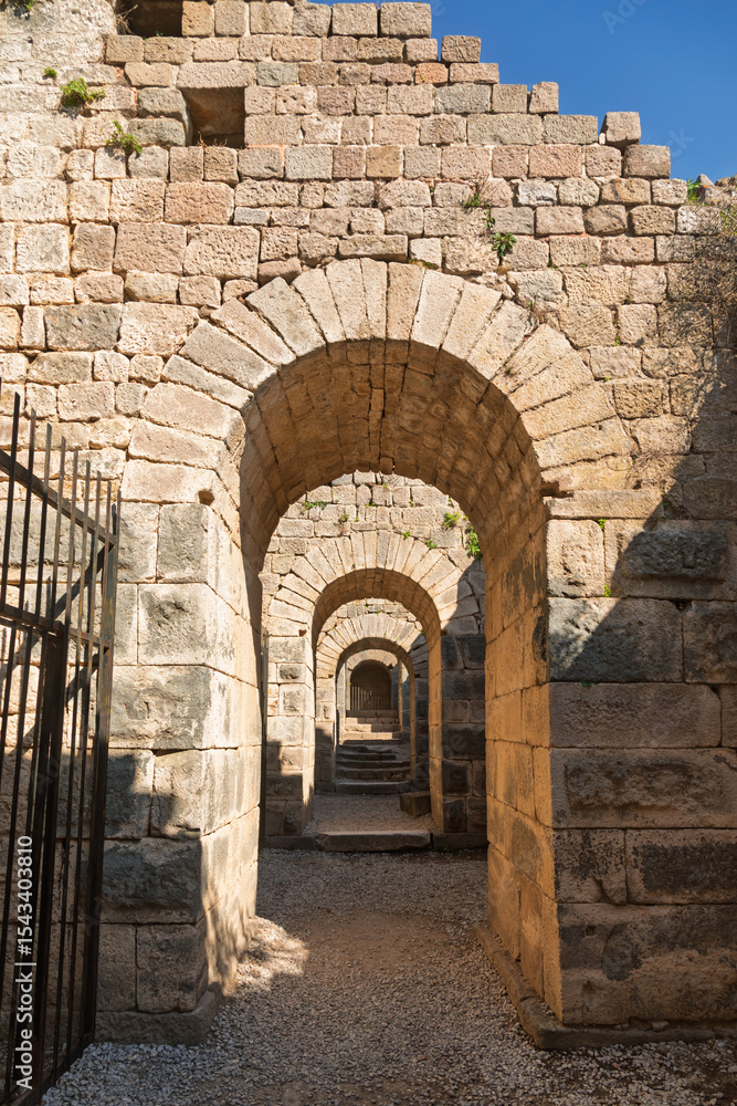 Obraz premium Vaulted passageway with stone blocks in Pergamon archaeological site in Turkey
