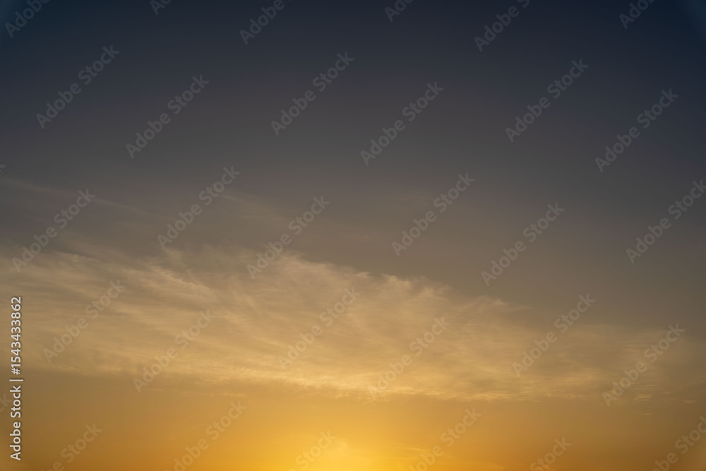 Obraz premium 6月の空 日没のオレンジ色の空と雲04