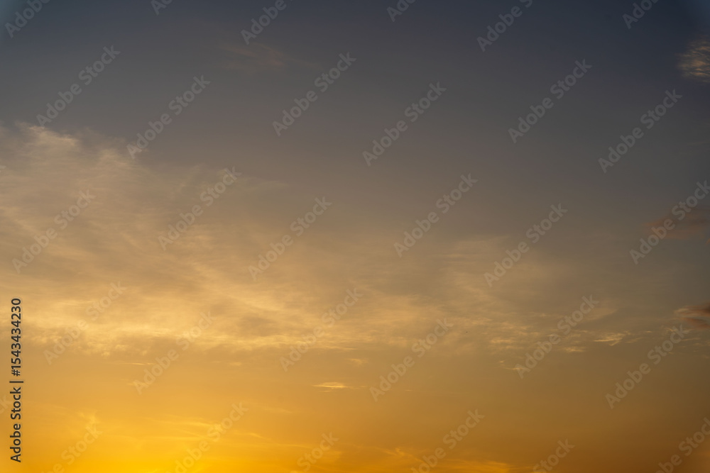 Obraz premium 6月の空 夕焼けのオレンジ色の空と雲06