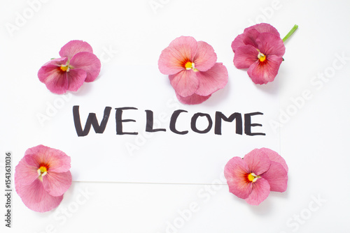 花で飾ったカード「ウェルカム」テキスト