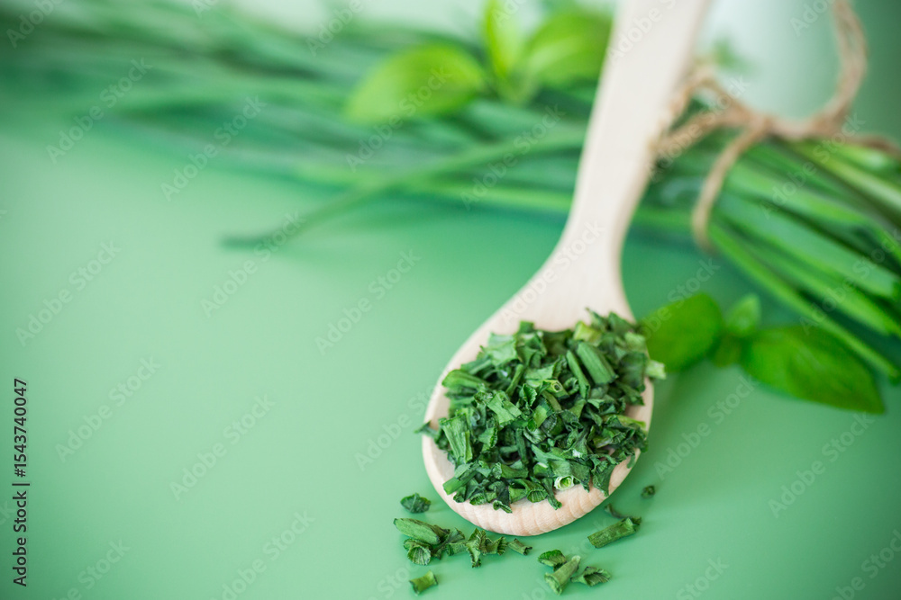 Obraz premium Top view of dried herbs and fresh green onions
