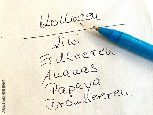 Notizen - Kollagen, Kiwi, Erdbeeren, Ananas, Papaya, Brombeeren - Handschrift und Kugelschreiber