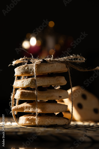 Pasta de te  apiladas con lazo de cuerda en fondo oscuro