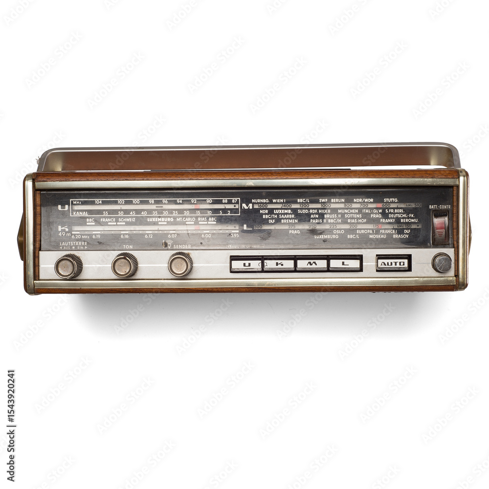 Fototapeta premium A vintage radio with a wooden finish and analog tuning dials, designed for receiving AM and FM broadcasts.