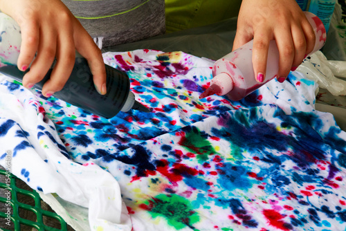 Papier peint Dye applied for tie-dying on white tee-shirt.