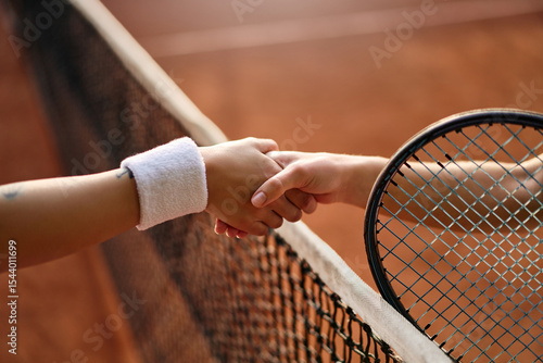 Foto Fair play handshake after tennis match on clay court