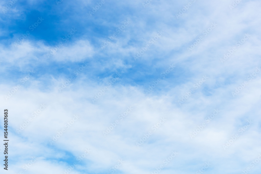 Fototapeta premium 6月の空 青空に薄雲が広がる11