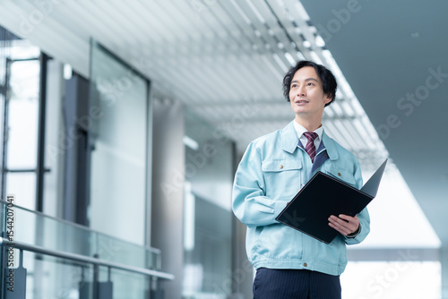 Wallpaper Mural ビルメンテナンスをするエンジニア　撮影協力：スカパー東京メディアセンター Torontodigital.ca