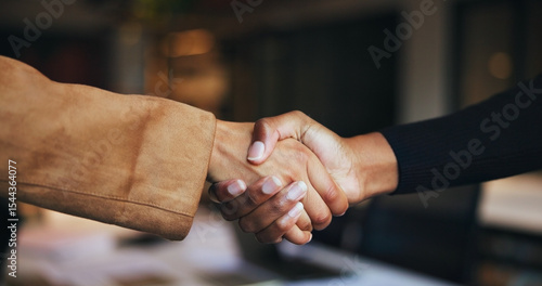Photos Business people, handshake and collaboration for partnership, b2b deal or brand sponsorship