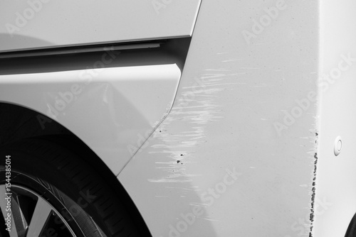 傷ついた車のリア部分　自動車修理　擦り傷