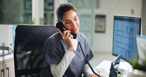 Foto Woman, doctor or phone call in hospital with smile, medical consultation or update patient appointment