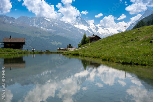 Le Lac d'Arbey, niché au sommet du village d'Evolène, offre un panorama exceptionnel sur la Dent-Blanche, cette pyramide presque parfaite qui se reflète dans l'eau du lac.
