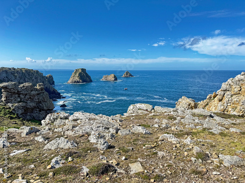 La presqu'île de Crozon est située dans le Finistère en face de Brest. Elle est englobée en totalité dans le parc naturel régional d'Armorique et les espaces maritimes qui l'entourent sont en partie e