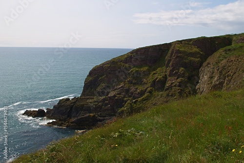 Fotografía beautiful irish coastline at ardmore cliffwalk county waterford