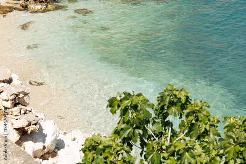 Peaceful Shoreline with Turquoise Waves and Golden Sand, Turkuaz Dalgalar ve Altın Kumlarla Huzurlu Sahil