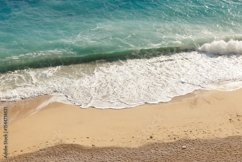 Peaceful Shoreline with Turquoise Waves and Golden Sand, Turkuaz Dalgalar ve Altın Kumlarla Huzurlu Sahil